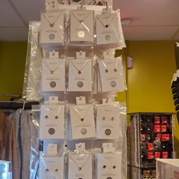 Earings and necklaces - Picture 1 of 3